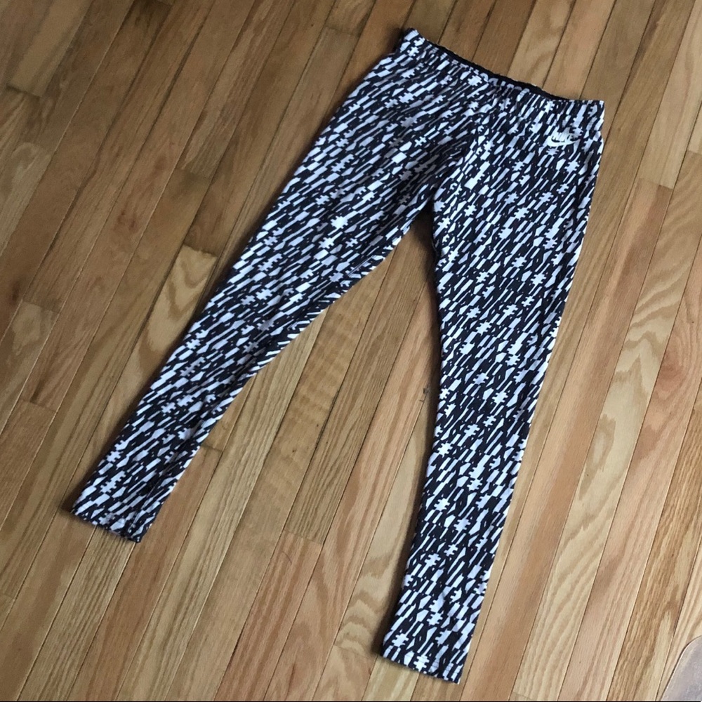 NIKE black and white leggings